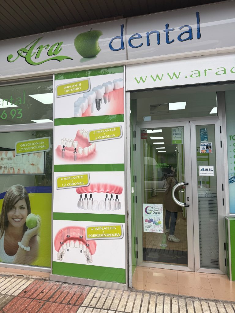 ara con cartel
